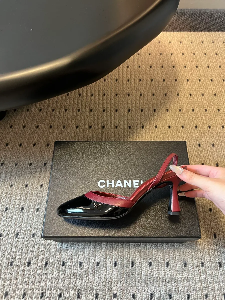 Чёрно-бордовая туфля slingback на фигурном каблуке, вид сбоку