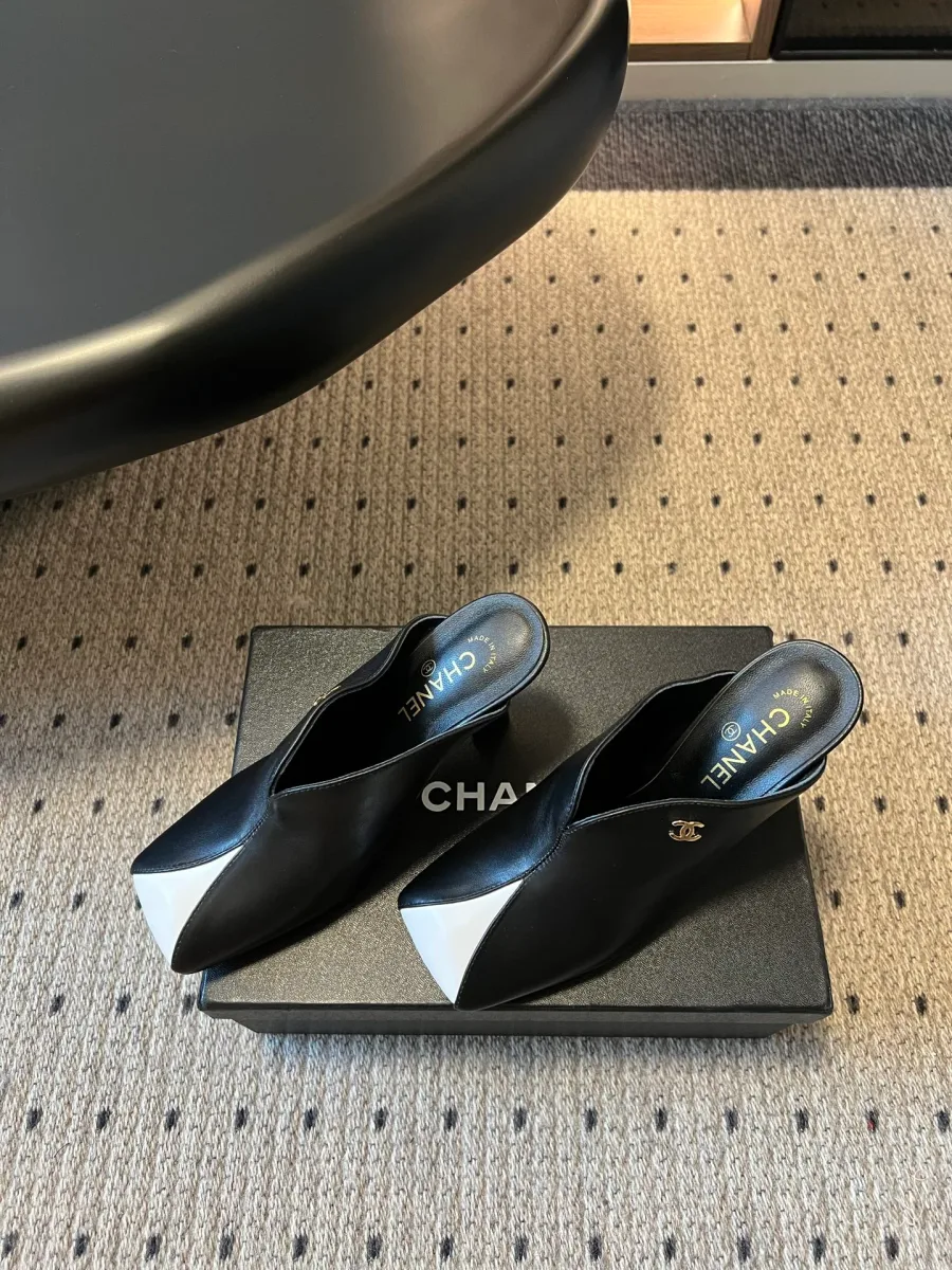 Вид сбоку на чёрные мюли Chanel