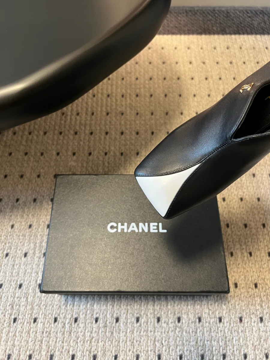 Подошва чёрных кожаных мюлей Chanel