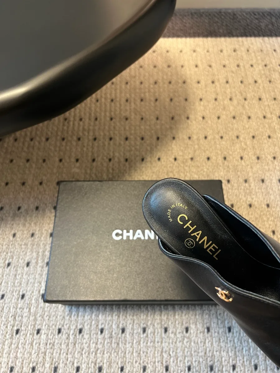 Текстура натуральной кожи мюлей Chanel