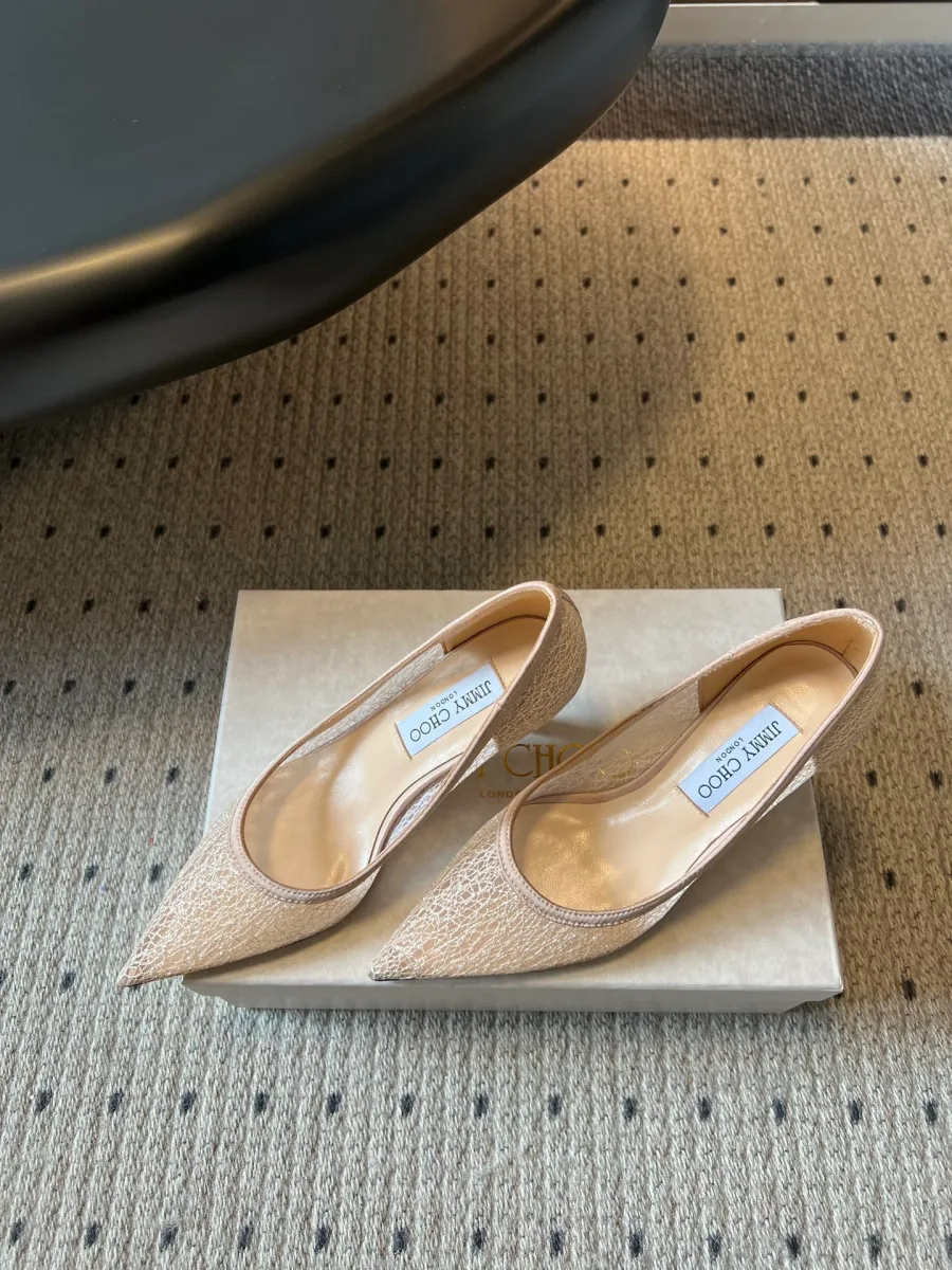 Женские туфли Jimmy Choo бежевого цвета из полупрозрачной сетки с блеском, ракурс сбоку