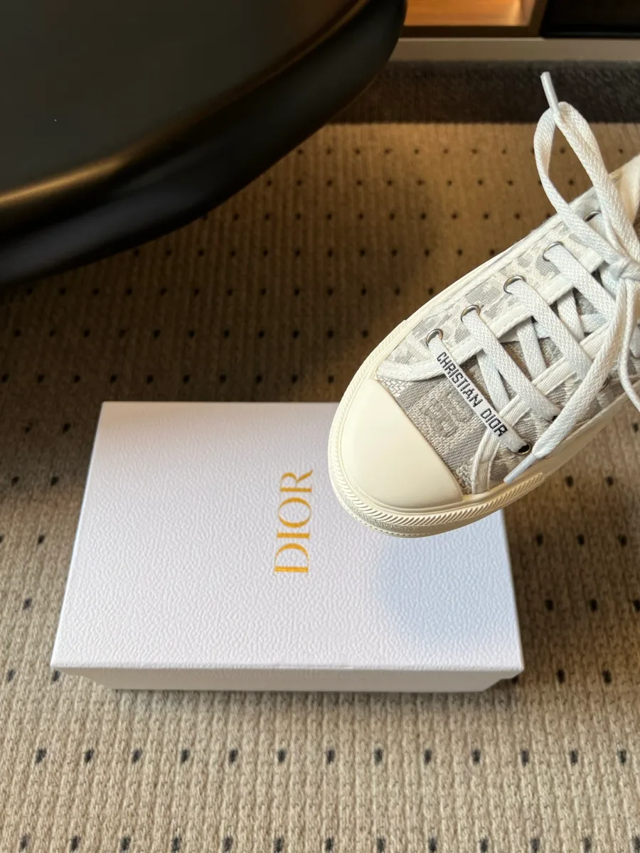 Прорезиненный мыс и шнуровка с надписью Christian Dior крупным планом