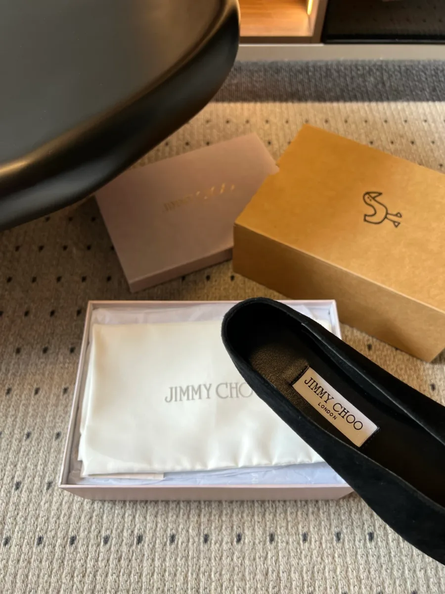 Внутренняя отделка и кожаная стелька чёрной балетки с логотипом Jimmy Choo