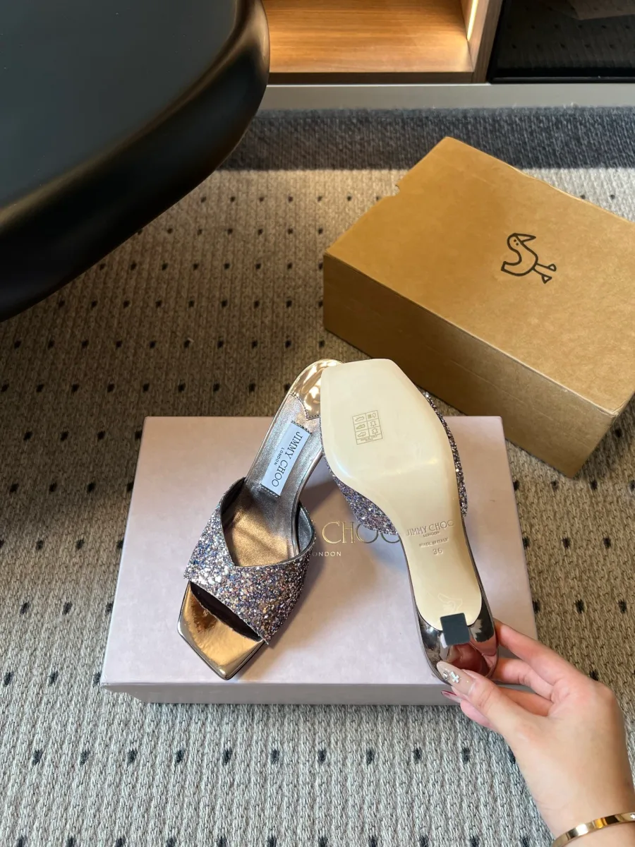Мюли Jimmy Choo с блестками, вид на светлую кожаную подошву и каблук