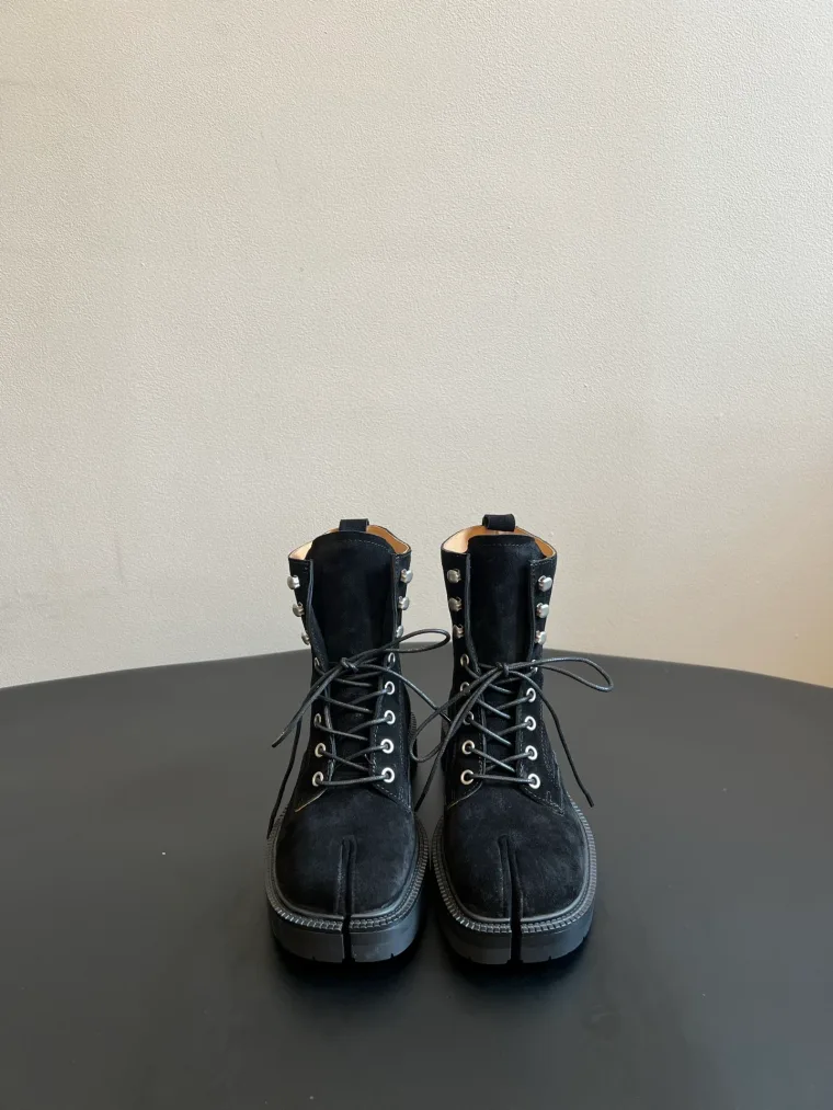 Maison Margiela Чёрные замшевые ботинки Tabi на шнуровке