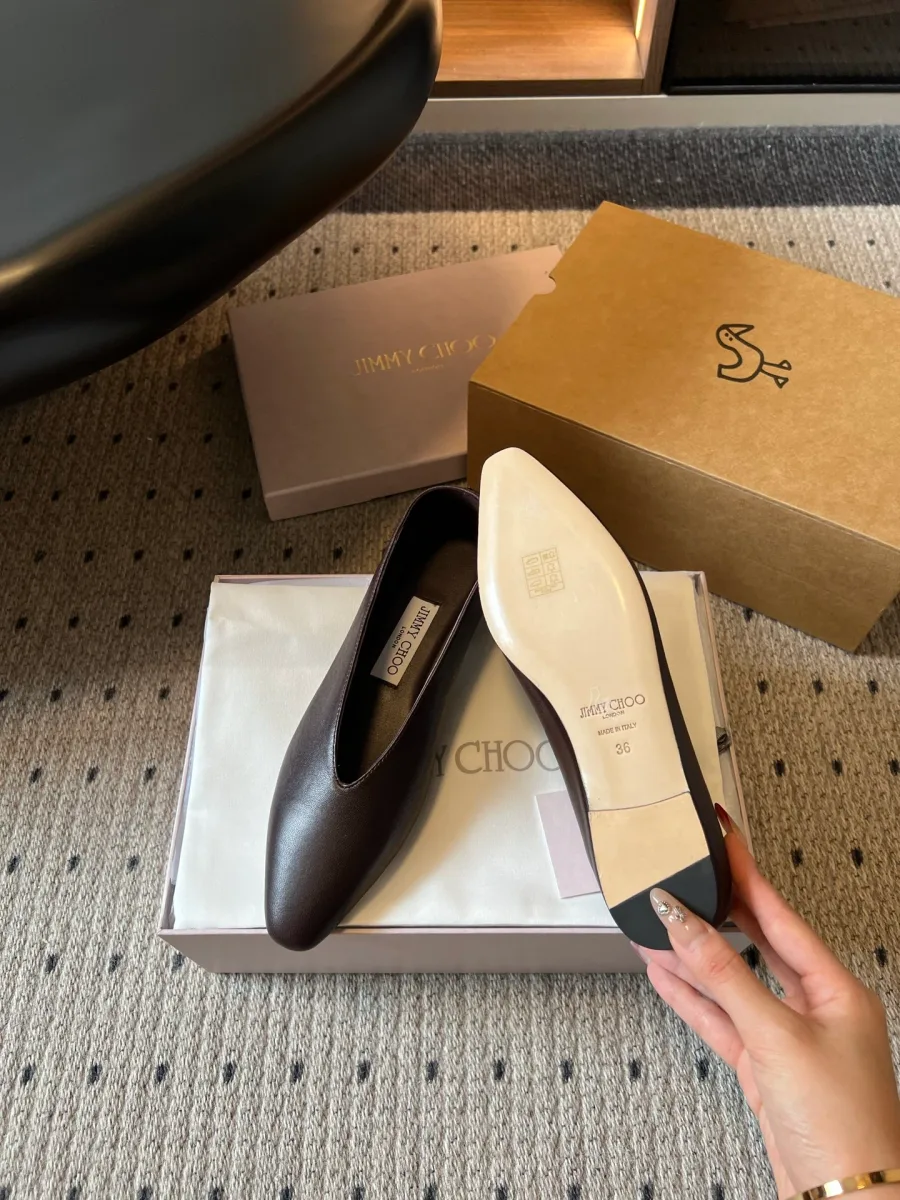 Коричневая балетка Jimmy Choo, демонстрация светлой кожаной подошвы