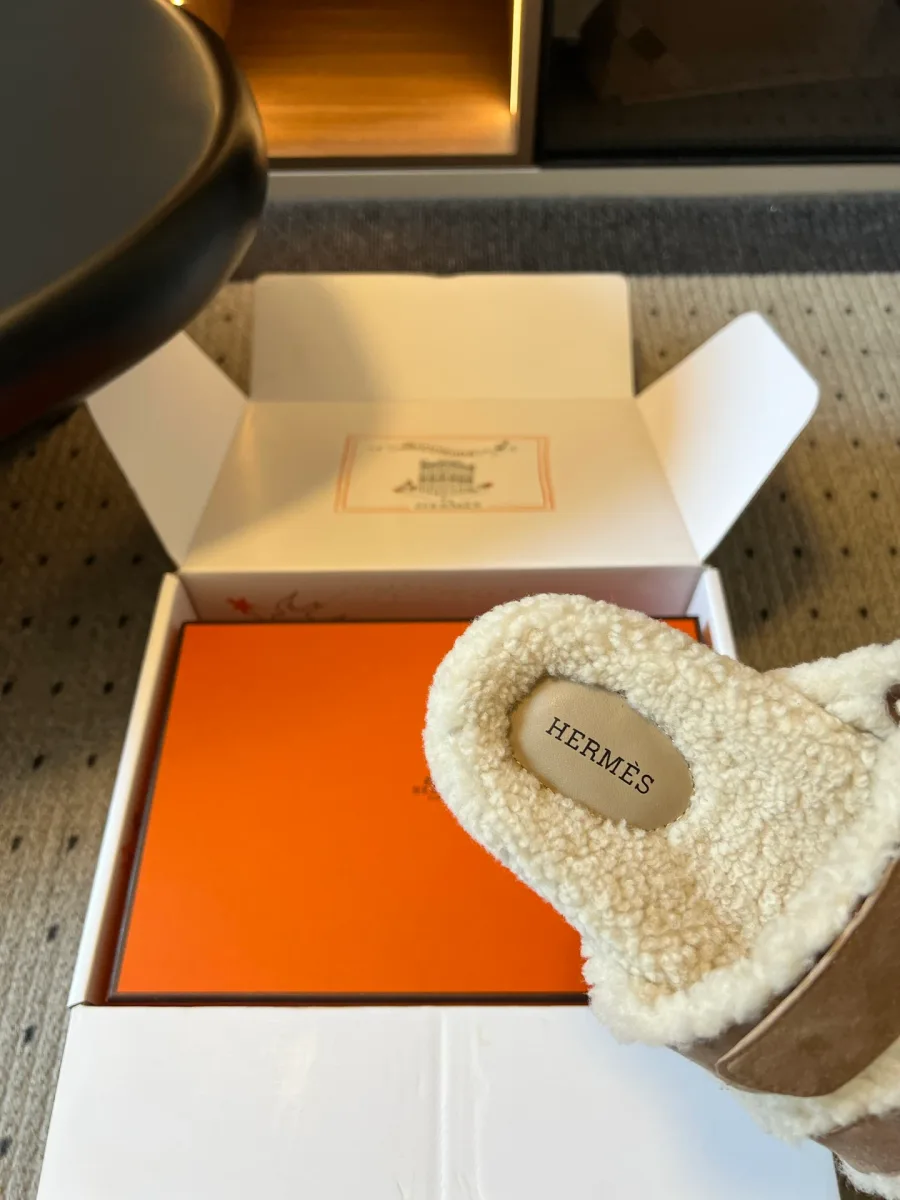 Стелька из мягкой овчины с кожаной вставкой и тиснением Hermes