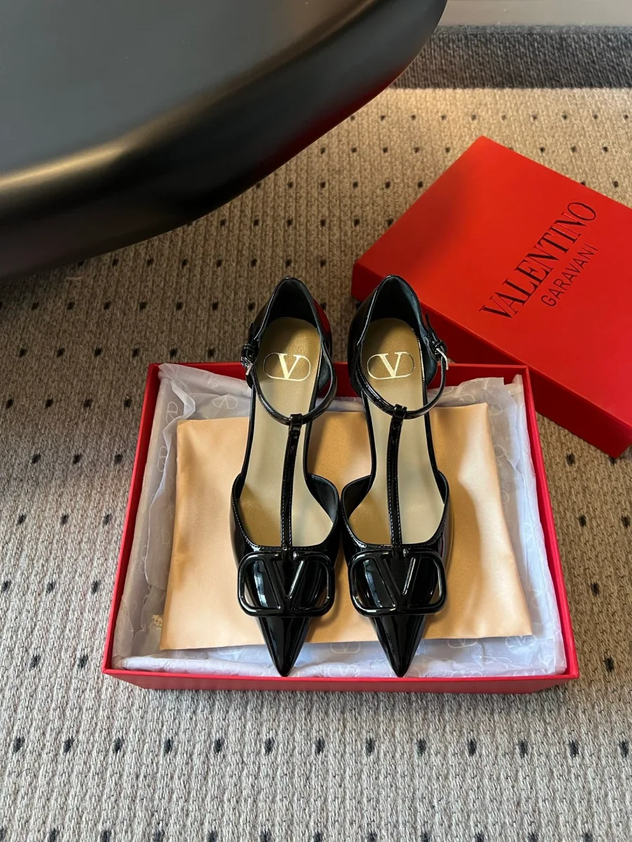 Чёрные лакированные туфли Valentino с VLogo
