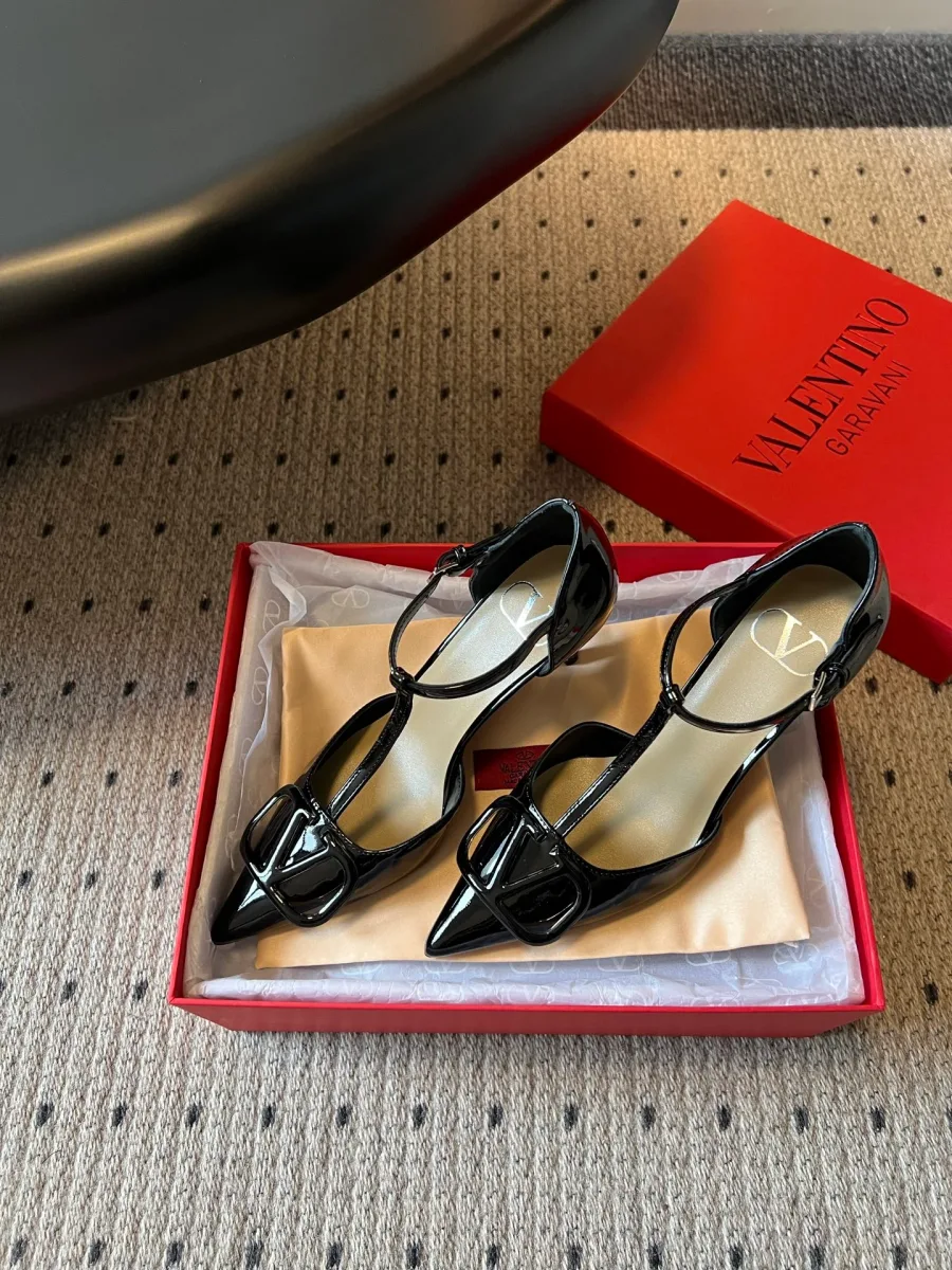Вид сбоку на лакированные туфли Valentino
