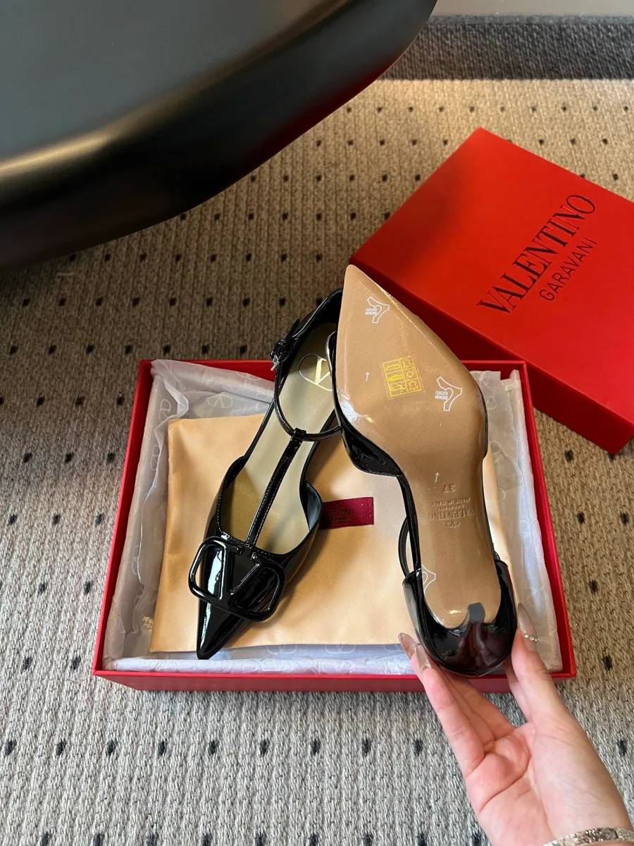 Т-образный ремешок на чёрных туфлях Valentino