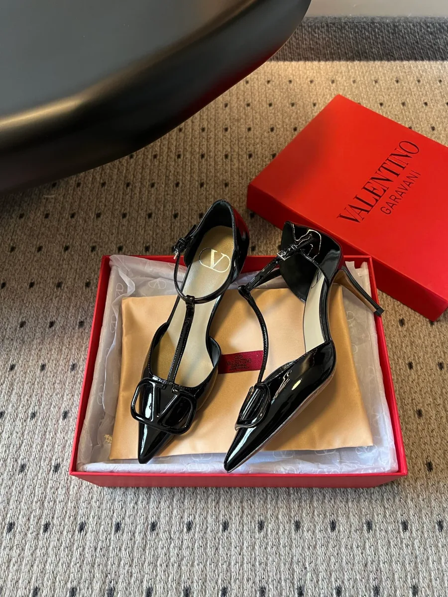 Металлическая фурнитура VLogo на туфлях Valentino