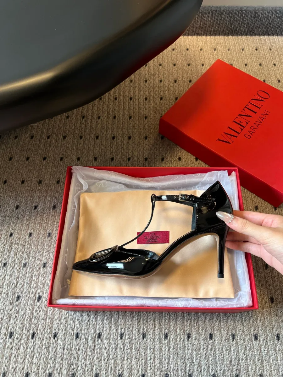 Вид сзади на чёрные туфли Valentino