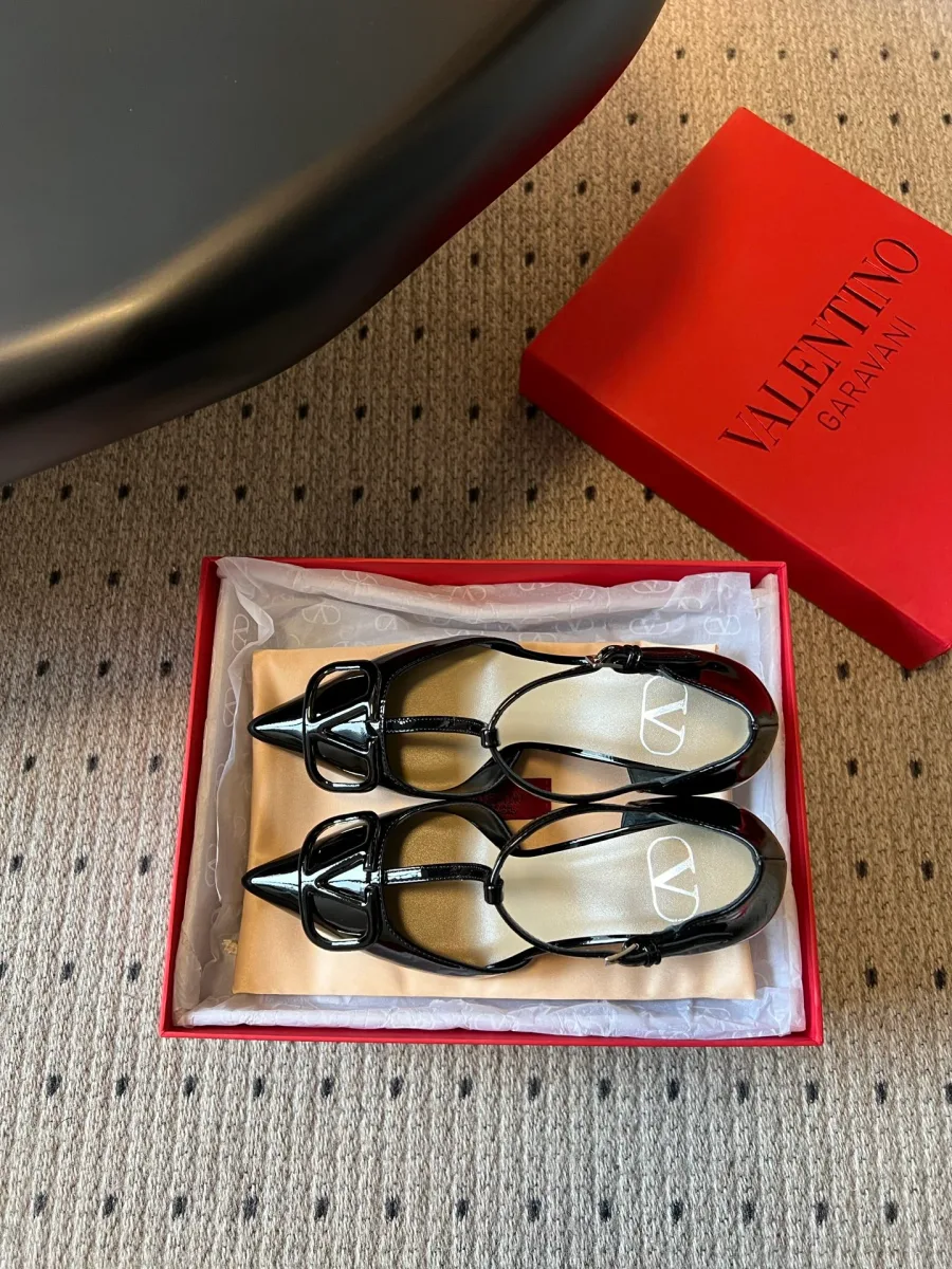 Текстура лакированной кожи туфель Valentino