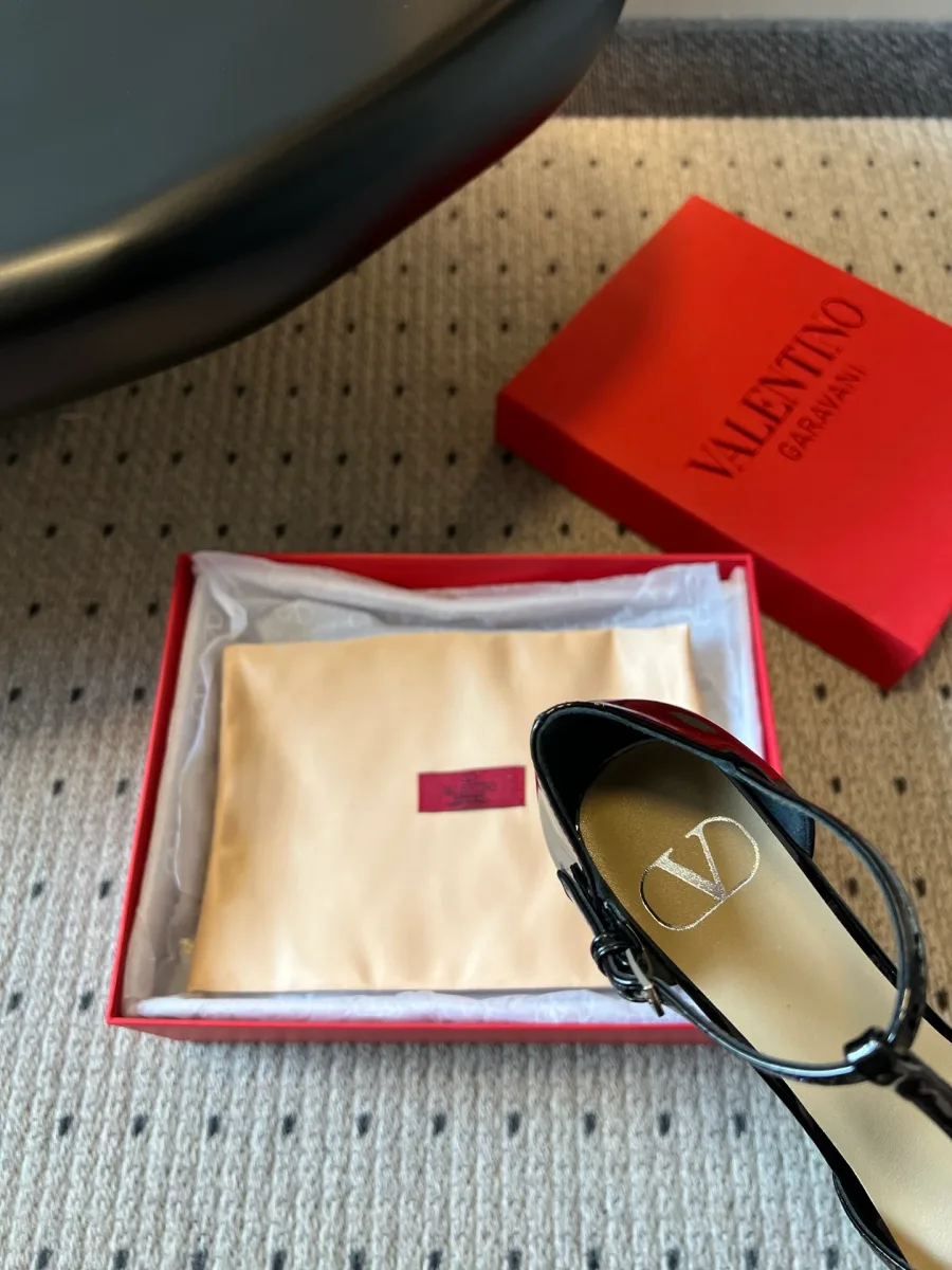 Подошва лакированных туфель бренда Valentino