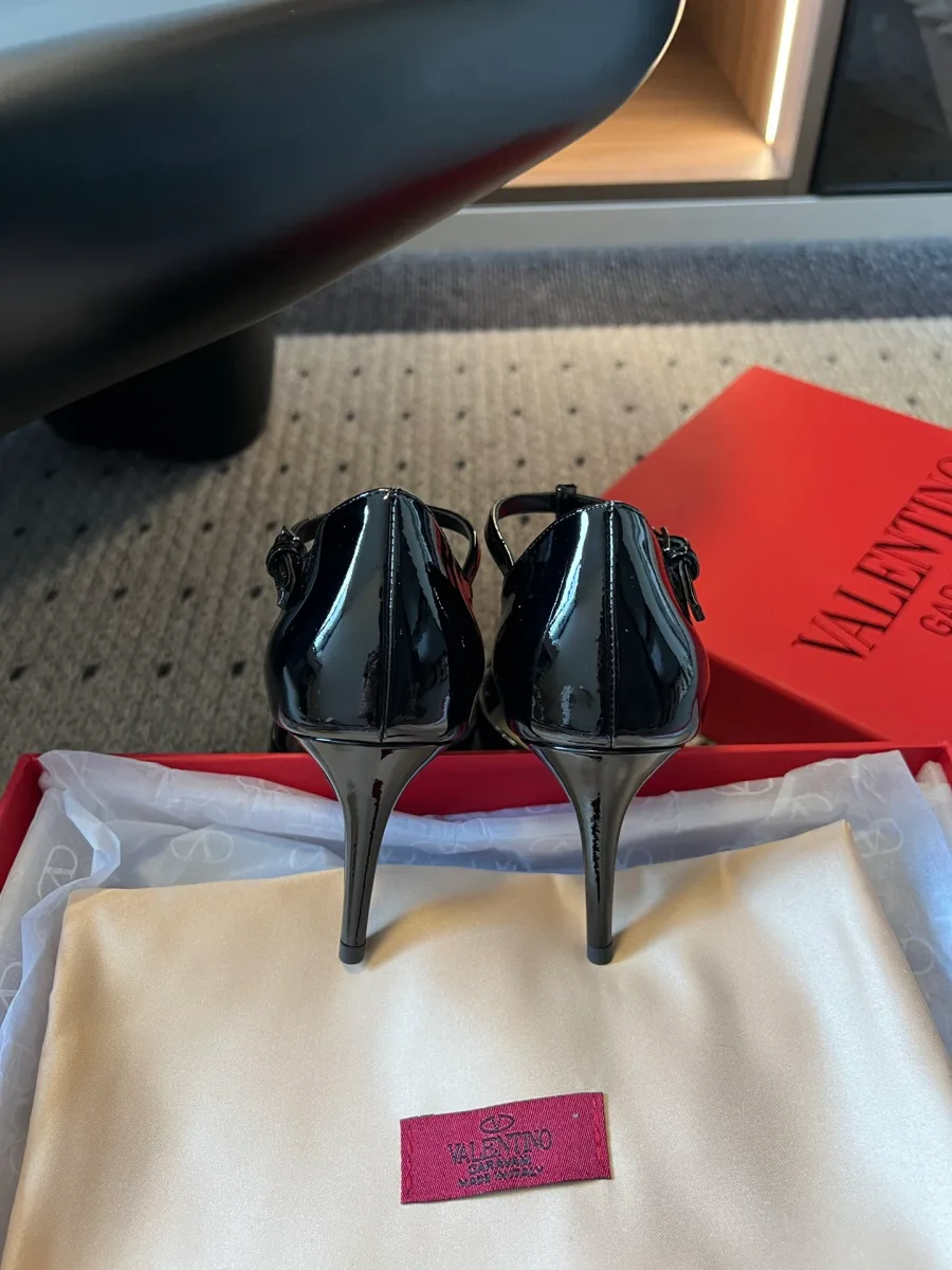 Вид сверху на туфли Valentino с ремешком