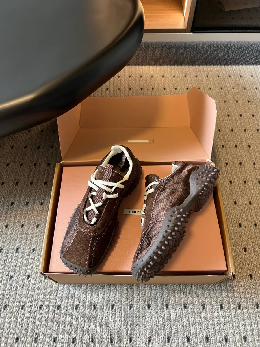 Пара кроссовок в фирменной коробке, ракурс сверху и сбоку