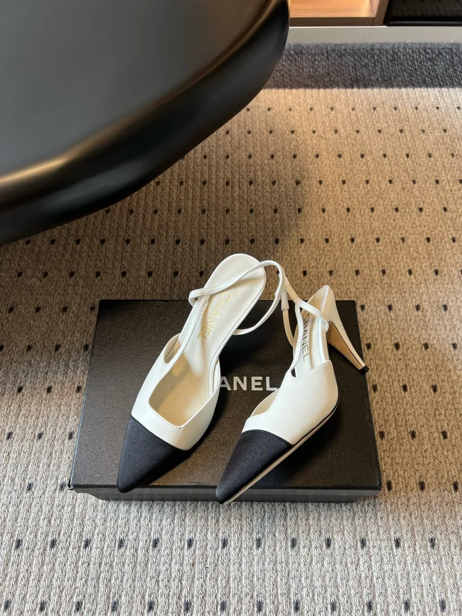 Пара двухцветных слингбэков на коробке Chanel, вид сбоку и спереди