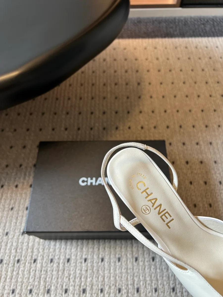 Внутренняя кожаная стелька слингбэка с логотипом Chanel крупным планом