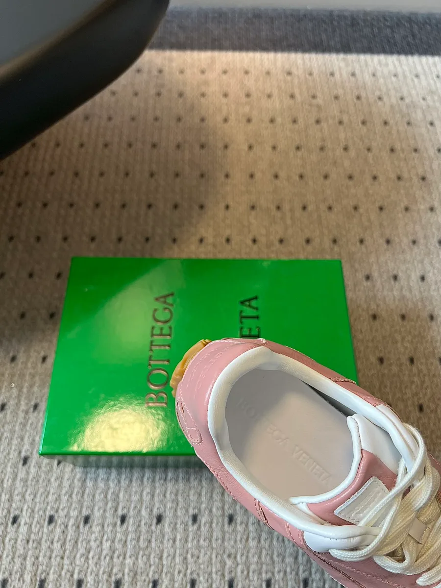 Крупный план мягкого канта, воротника и подкладки розового кеда