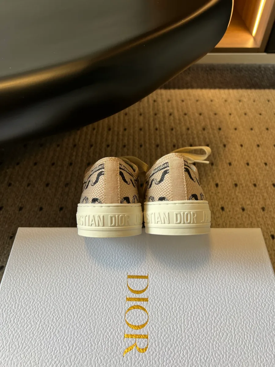 Задняя часть кед с рельефной надписью Christian Dior на подошве