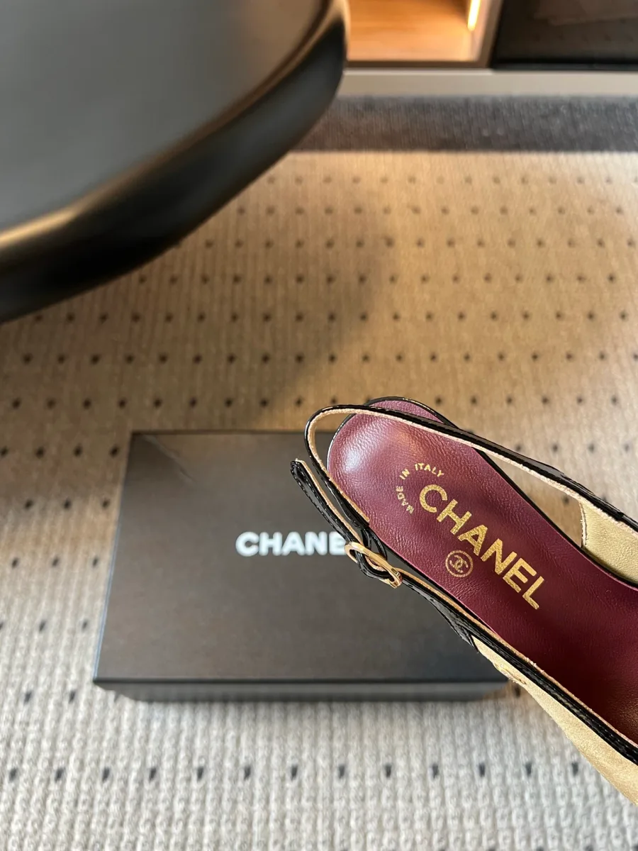 Крупный план кожаной стельки с тиснением Chanel и ремешка на пятке