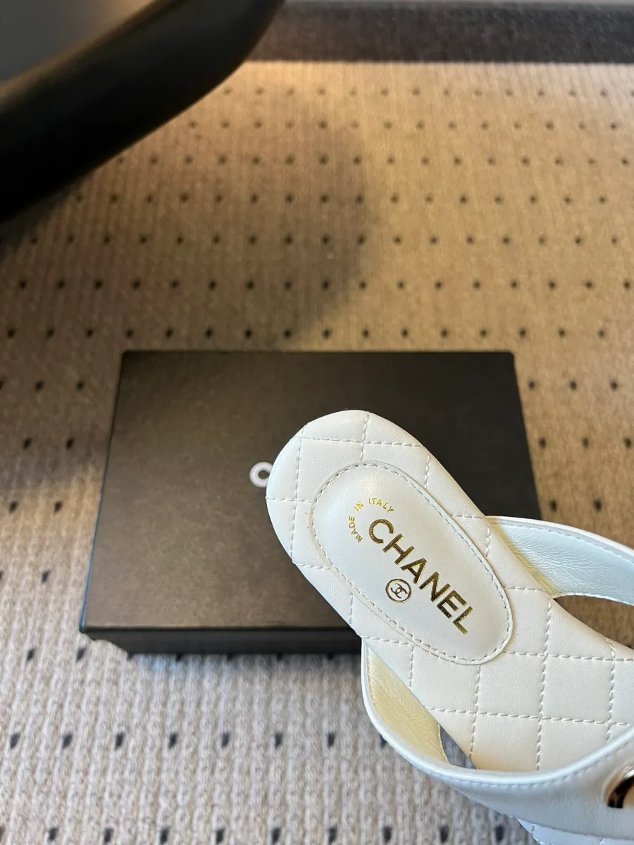 Пяточная зона стельки белого кожаного шлёпанца с золотистым тиснением Chanel