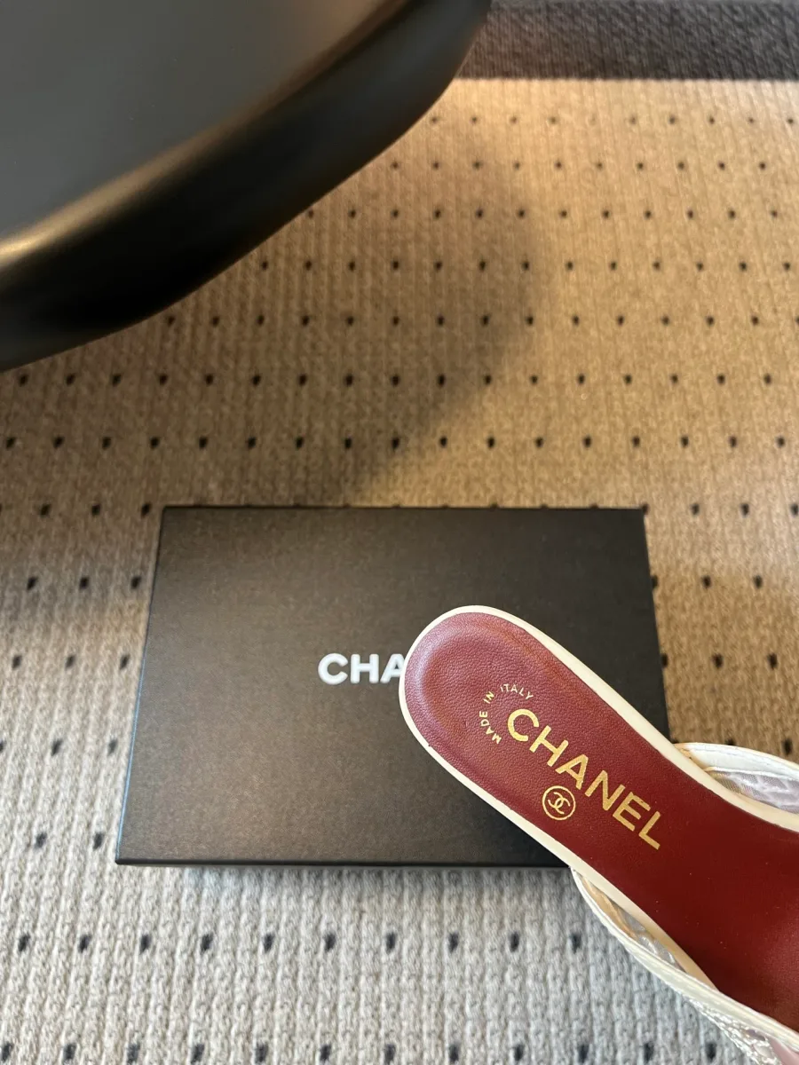 Бордовая кожаная стелька с золотистым тиснением названия Chanel