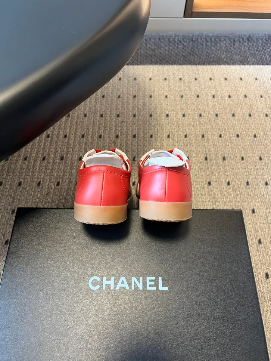 Задняя часть красно-белых кед Chanel на фоне фирменной коробки