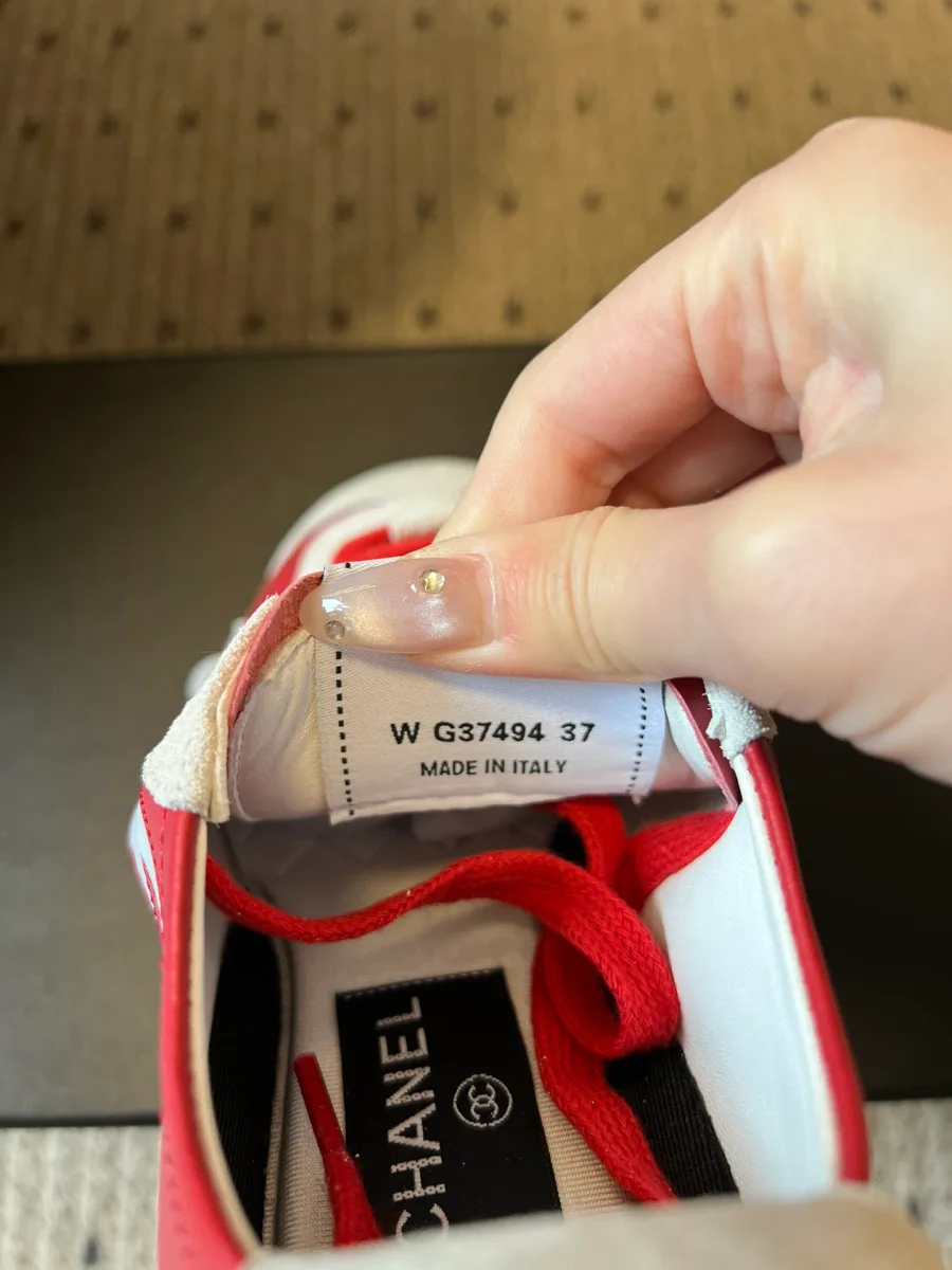 Язычок с маркировкой размера и стелька кеда Chanel крупным планом