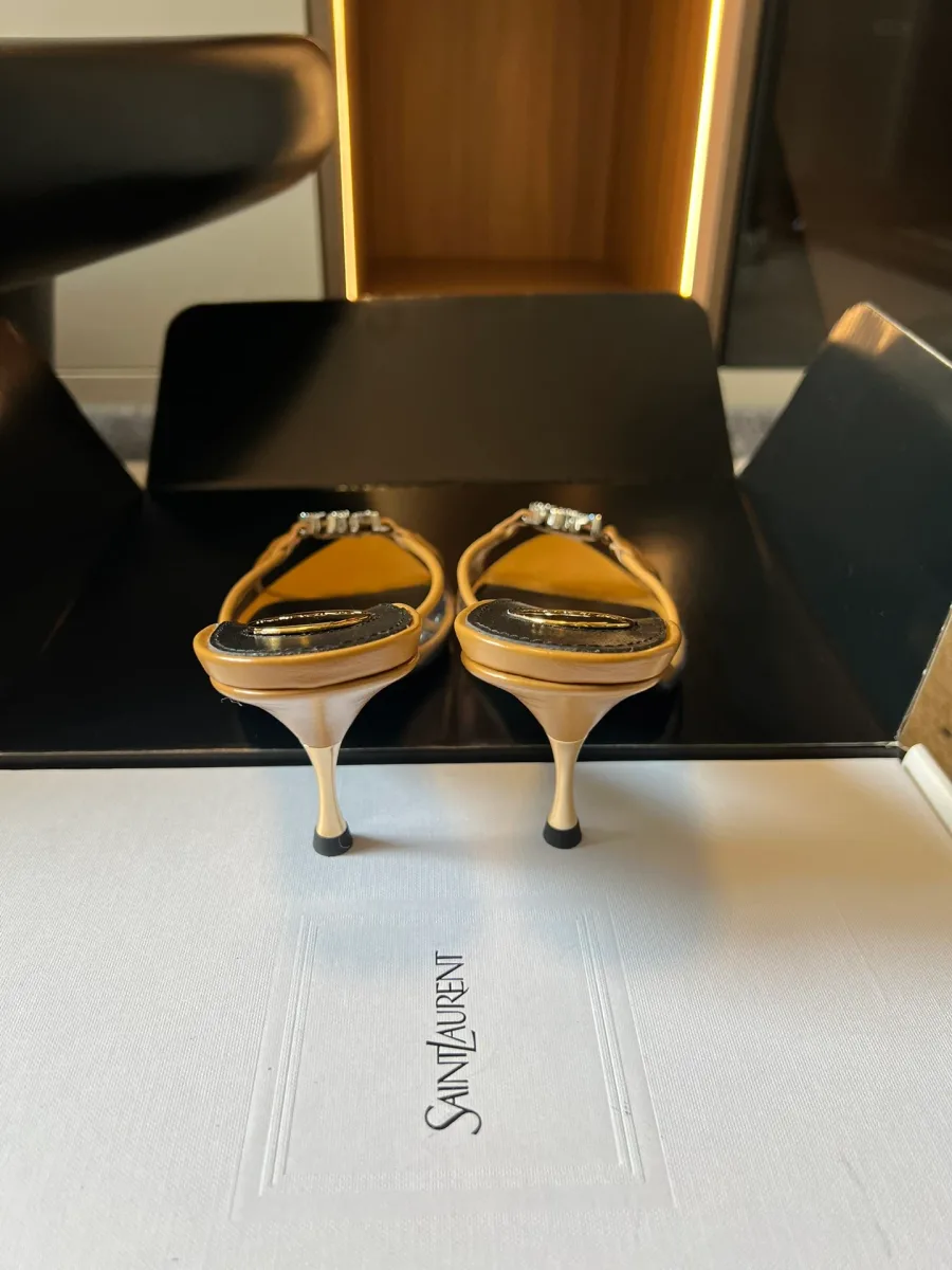 Изящные каблуки-шпильки бежевых мюлей Saint Laurent, вид сзади