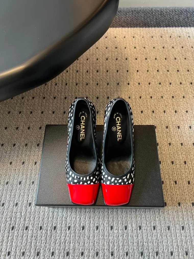 Chanel Чёрно-белые туфли в горох с красным лакированным мыском