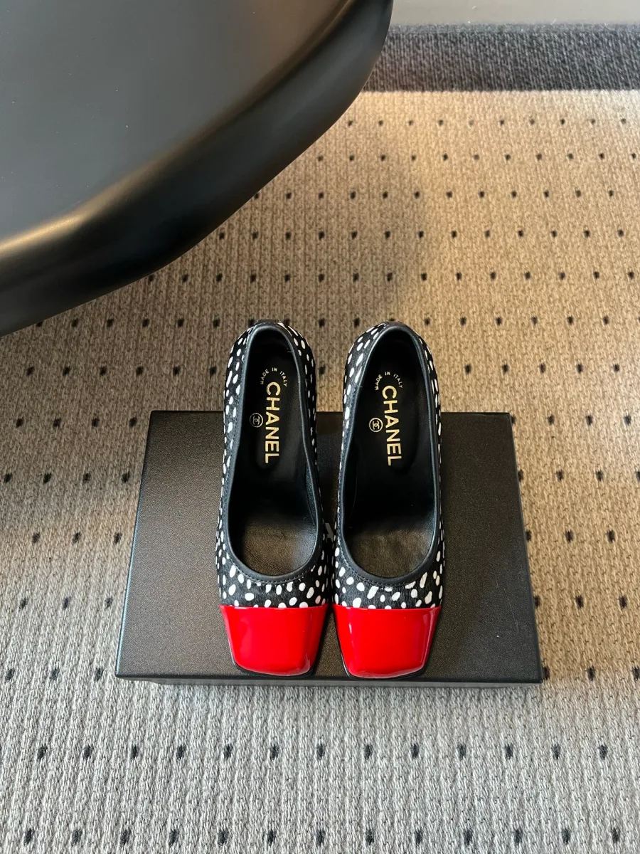 Черно-белые туфли Chanel в горох с красными лакированными мысками, вид спереди