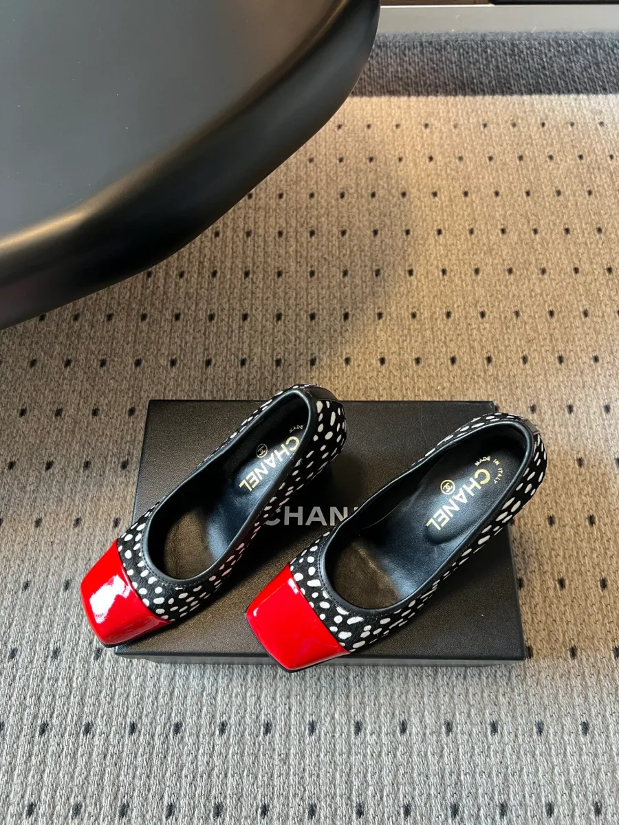 Черно-белые туфли Chanel в горох с красными мысками на коробке, ракурс сверху
