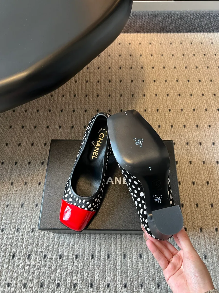Туфли Chanel в горох, демонстрация кожаной подошвы и каблука