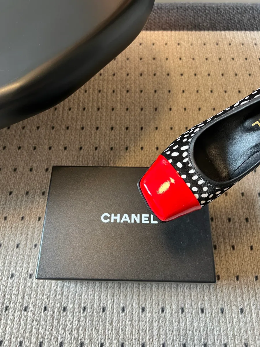 Крупный план квадратного мыска из красной лакированной кожи на туфле Chanel