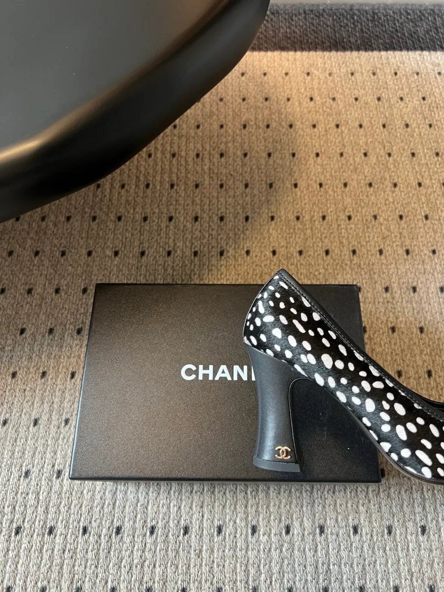 Фигурный устойчивый каблук туфли Chanel с миниатюрным логотипом бренда
