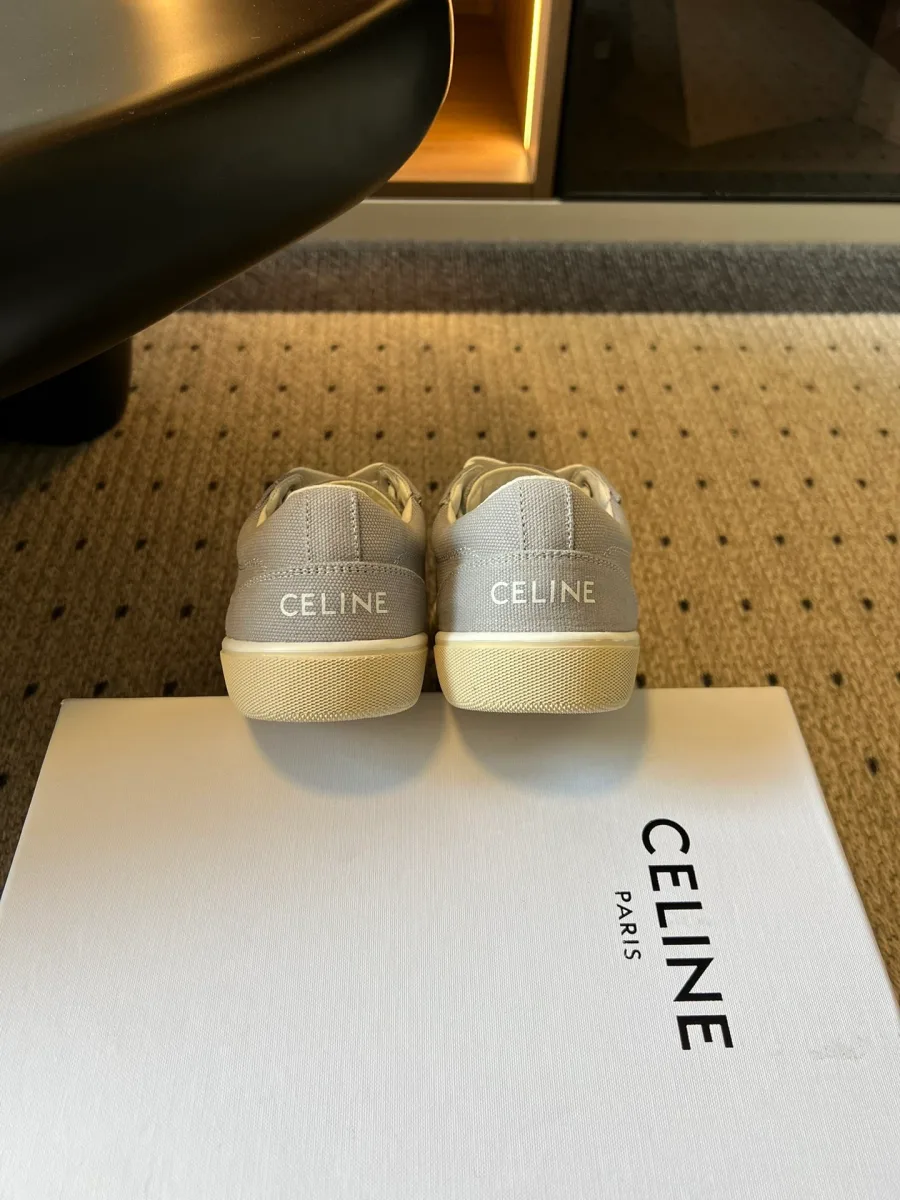 Задняя часть пары серо-голубых кед Celine с логотипом бренда на пятке