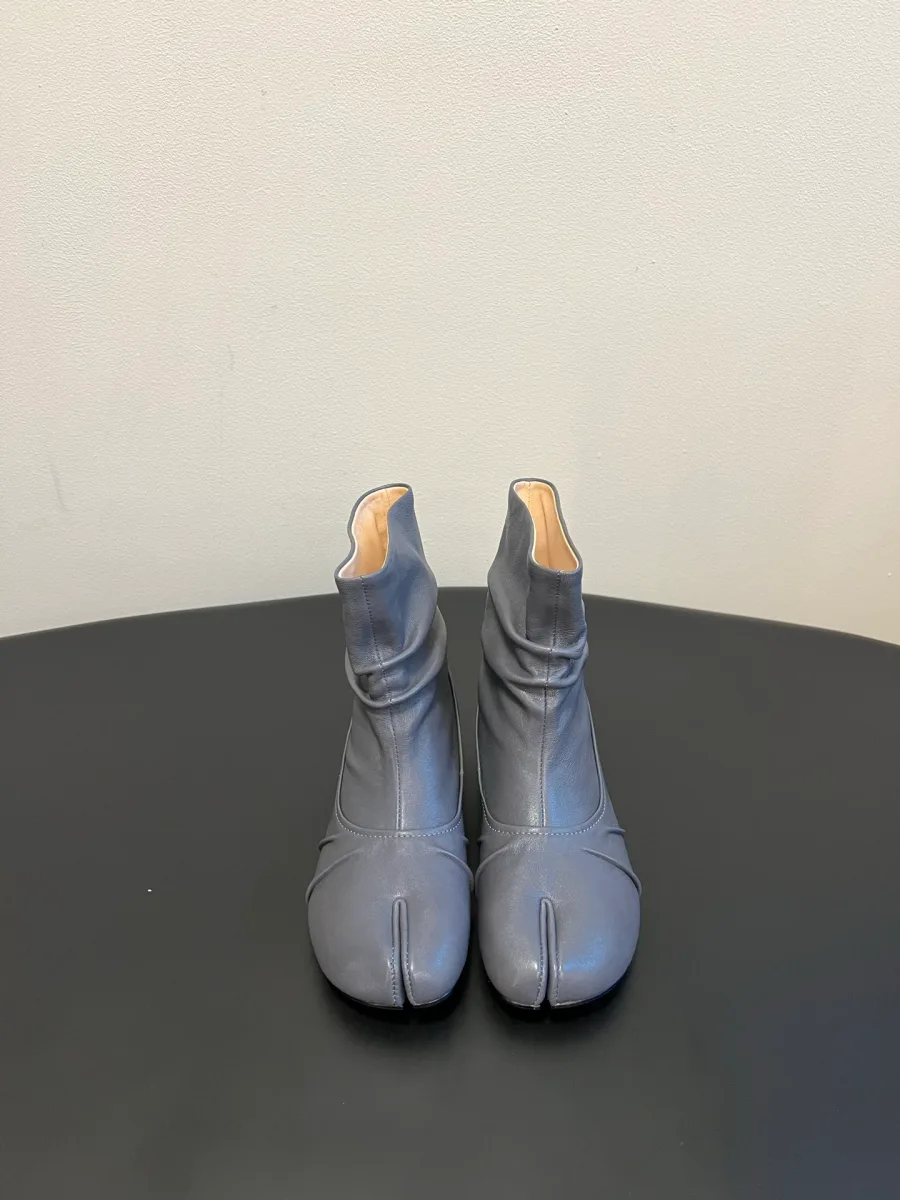 Ботильоны Maison Margiela Tabi серого цвета, вид спереди