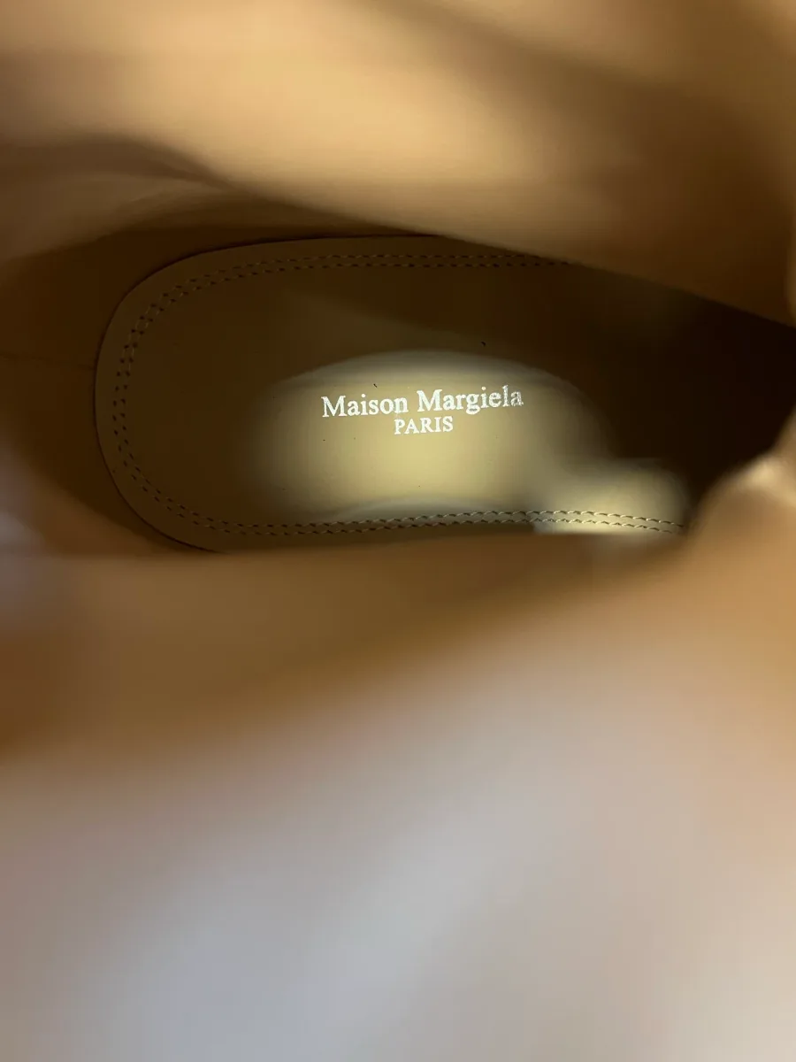 Внутренняя кожаная стелька с фирменным логотипом Maison Margiela Paris