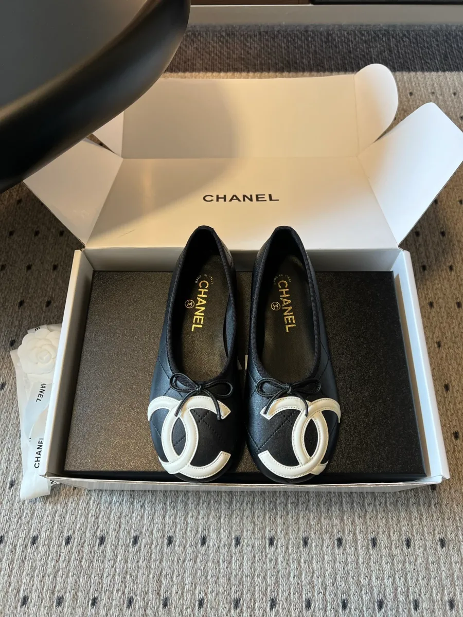 Чёрные кожаные балетки Chanel с белым логотипом CC в фирменной коробке