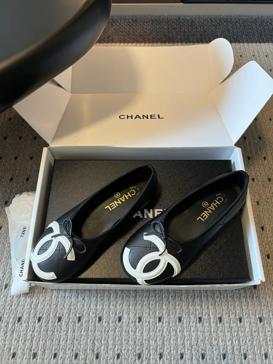 Женские кожаные балетки Chanel с белым декором на мыске, вид сверху
