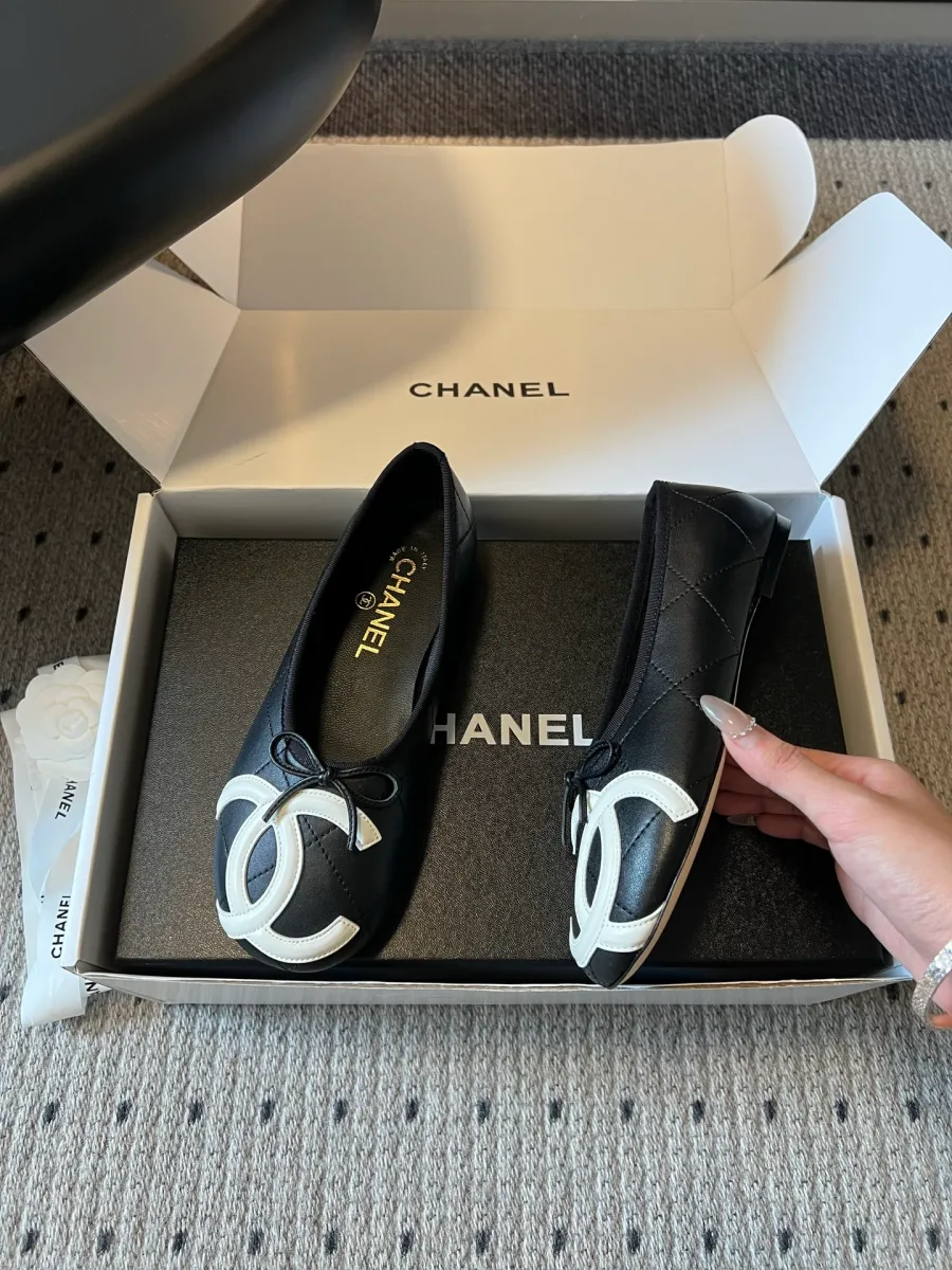 Пара балеток Chanel в открытой коробке, вид сбоку и сверху