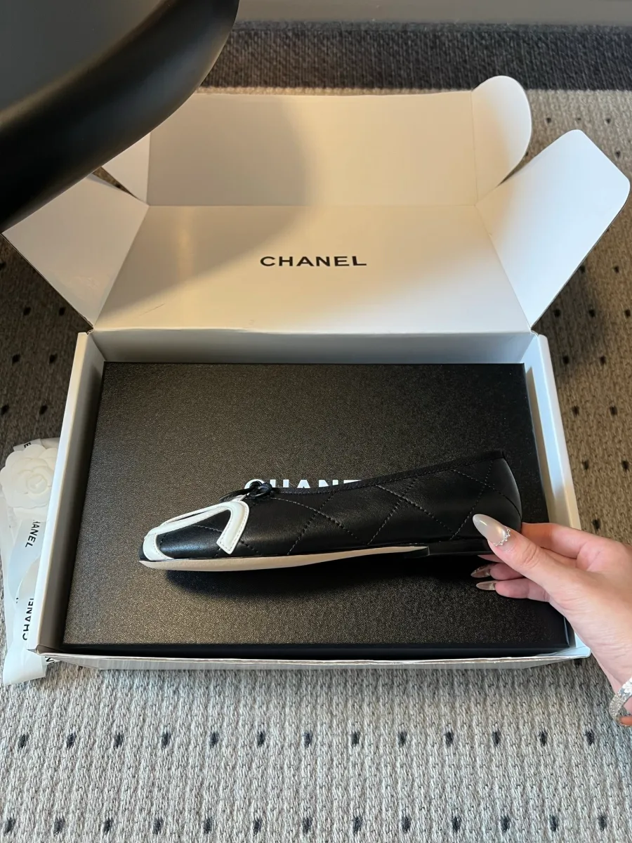 Профиль чёрной балетки Chanel со стёгаными боковыми панелями