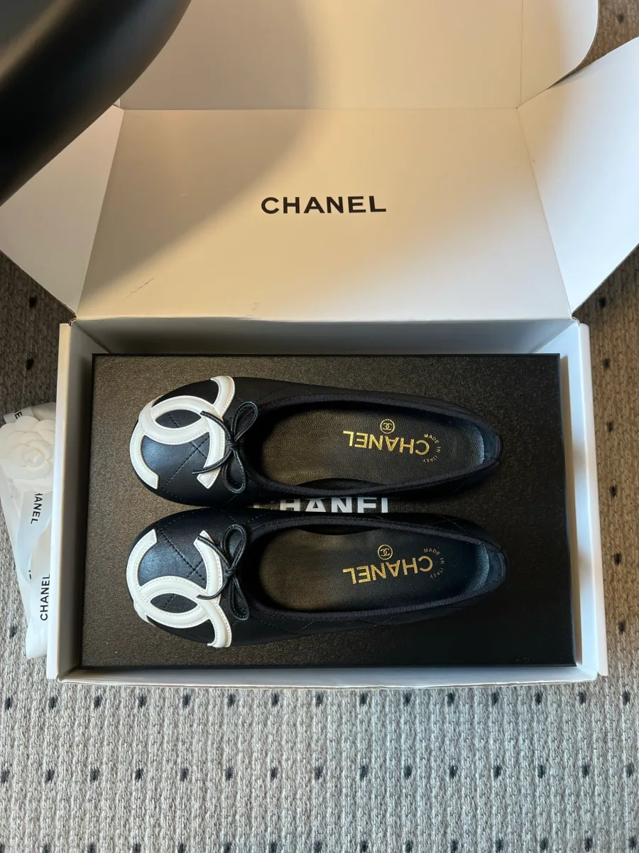 Вид сверху на пару чёрно-белых кожаных балеток Chanel