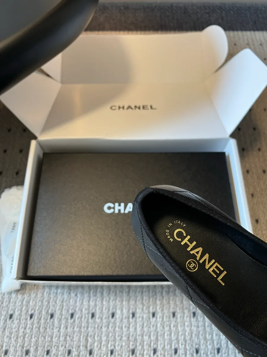 Внутренняя кожаная стелька с золотистым тиснением Chanel