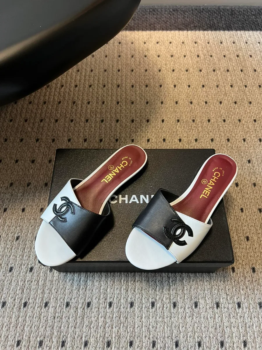 Пара двухцветных шлёпанцев Chanel с открытым мысом, ракурс сверху под углом