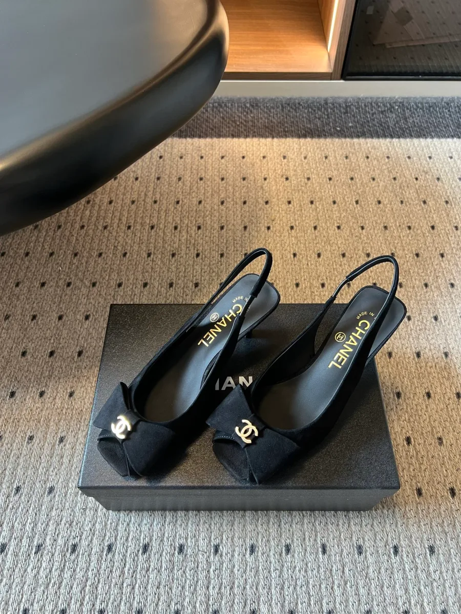 Пара чёрных замшевых босоножек slingback с открытым мысом, ракурс три четверти