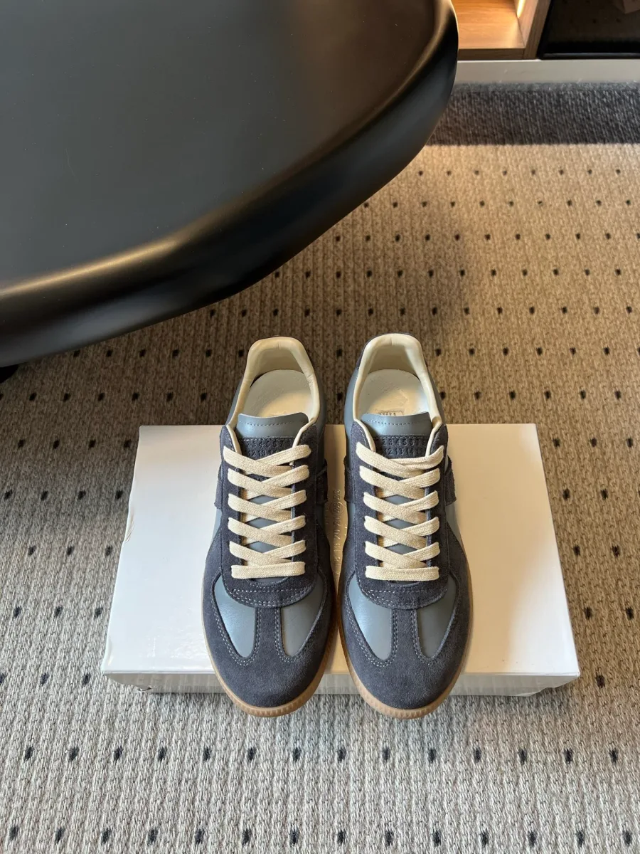 Серые кеды Maison Margiela Replica на белой коробке, вид спереди