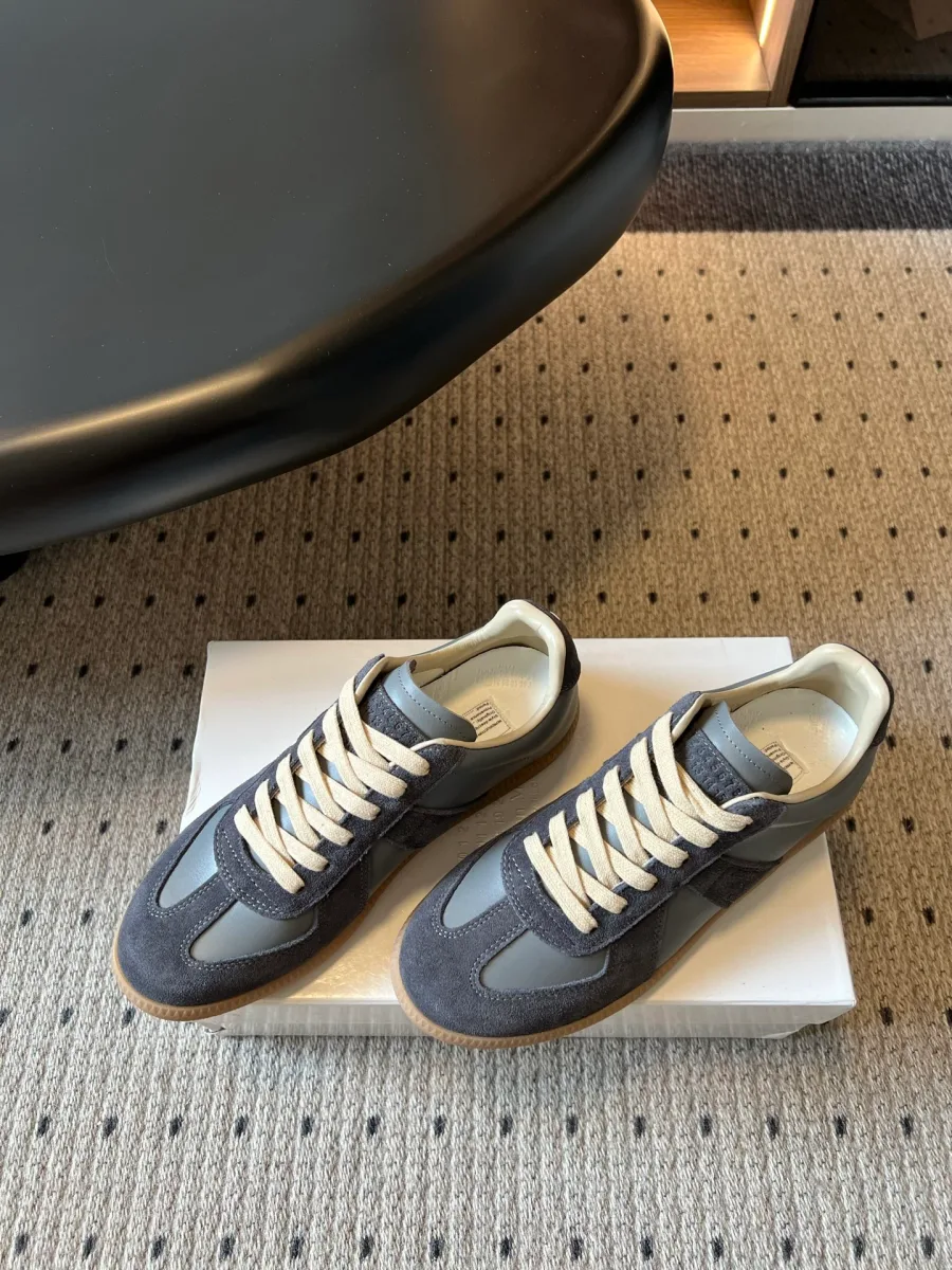 Пара серых кед Replica из кожи и замши, ракурс три четверти