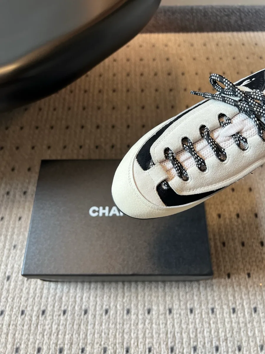 Крупный план мыска и шнуровки кеда Chanel